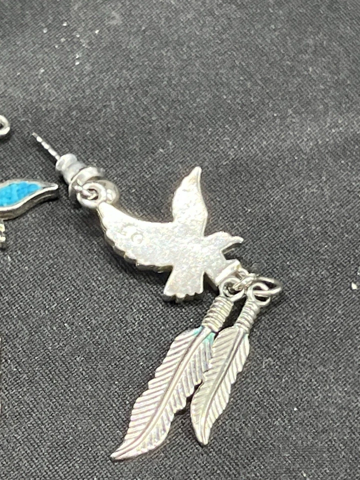 Brincos nativos americanos, com incrustação turquesa de águia e penas pendurados: - Imagem 3 de 4