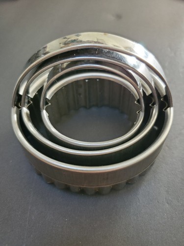 Vintage Lot of 26 Cookie Cutters Biscuit Donut ~Aluminum, Plastic , Some Handles - Picture 8 of 12