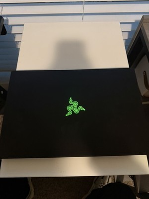 Razer Blade 15 Advanced 240 Hz   i7-9750H / RTX 2070 Max-Q / 16 GB RAM / 512 GB 