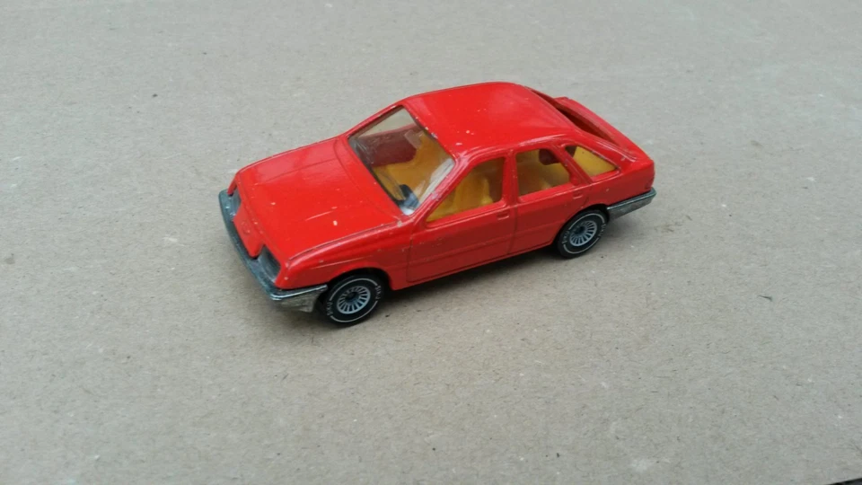 Siku 1056 – Ford Sierra 2.3 Ghia, rot