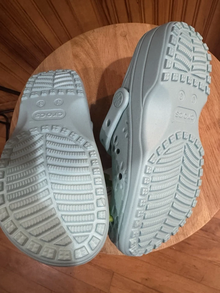 Zuecos clásicos recortados florales Crocs para niños vidrio tintado azul talla J3 nuevos con etiquetas Foto 4 de 4