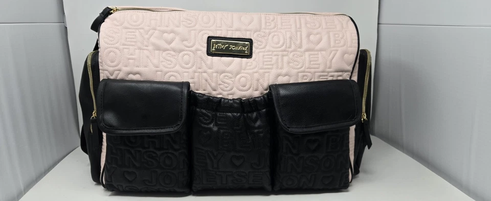 Большая дорожная сумка для детских подгузников BETSEY JOHNSON 16 x 12 дюймов розовая и черная стеганая  - Изображение 2 из 4