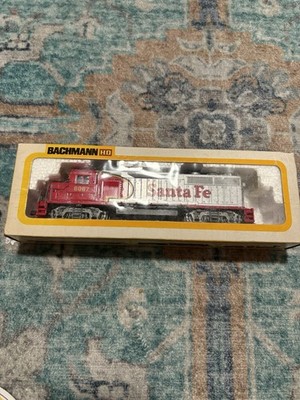 Bachmann HO Scale Santa Fe EMD GP40 Diesel Locomotive #6067 with Box