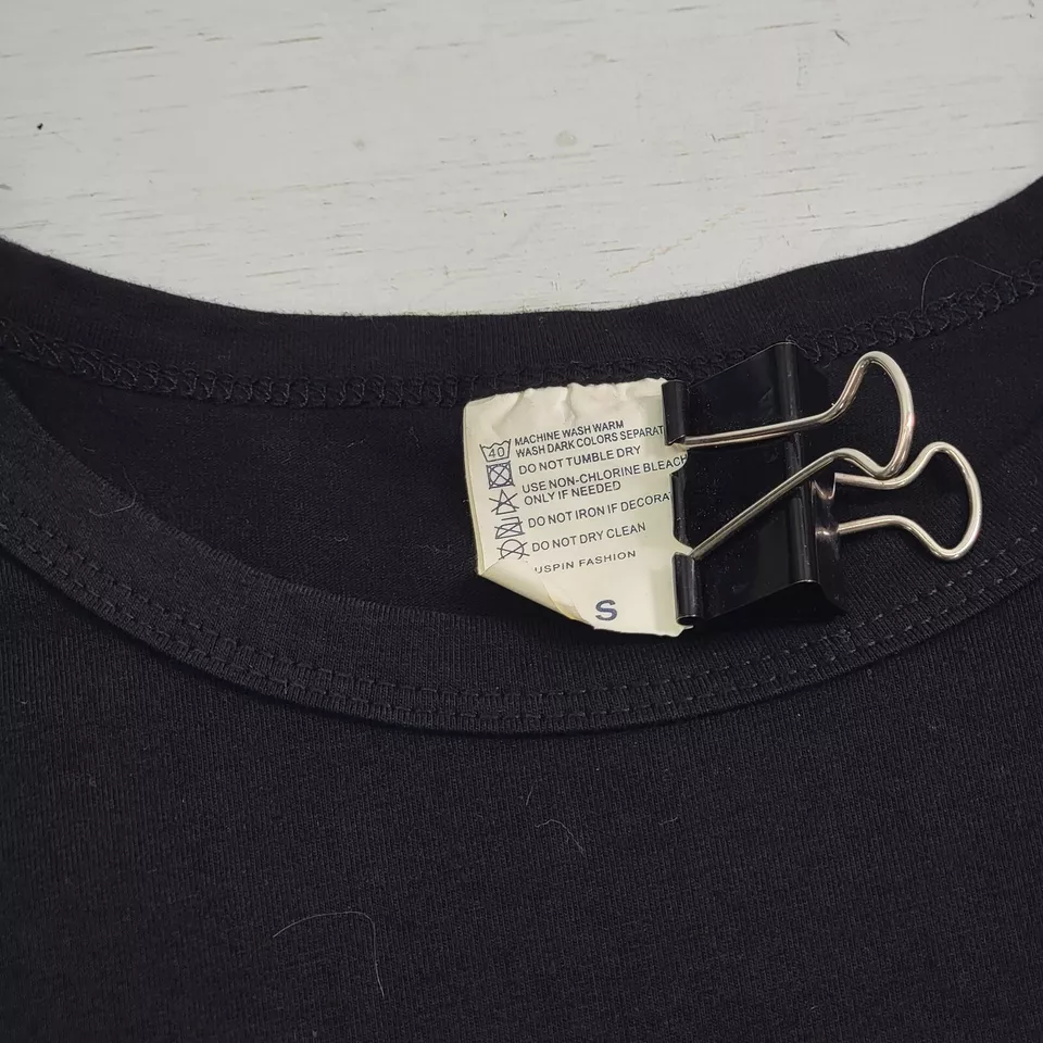 K-Pop Niñas Grupo TERCIOPELO ROJO Bad Boy Camiseta Negra Manga Corta Usada en Excelente Condición Para hombres Talla S Foto 3 de 4