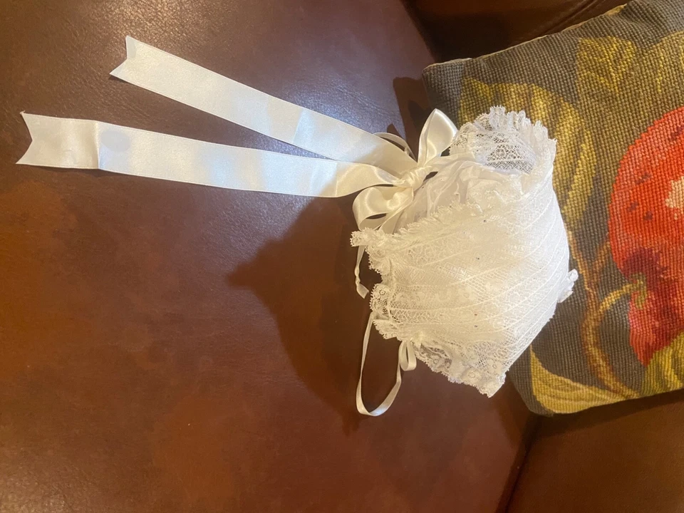 Gorro bebé encaje hecho a mano  Foto 2 de 4