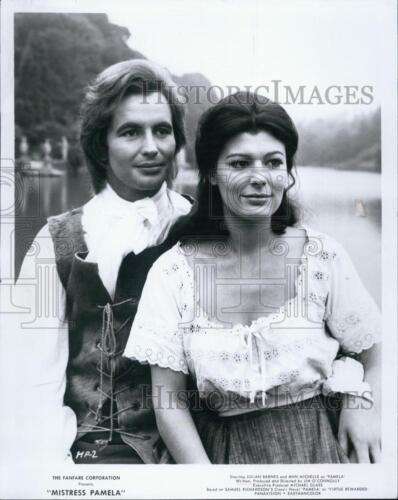 1973 Pressefoto Ann Michelle & Julian Barnes in "Mistress Pamela" - Bild 1 von 2