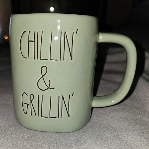 Chillin' & Grillin' Grün 5" Extra Große Keramik Kaffeebecher Rae Dunn - Bild 1 von 7