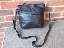 Borsa a tracolla Clarks media nera pelle liscia borsetta