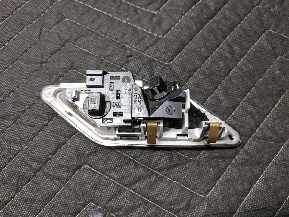 Задний правый внутренний фонарь для чтения BMW E46 3-Series 63318375586 - Изображение 3 из 3