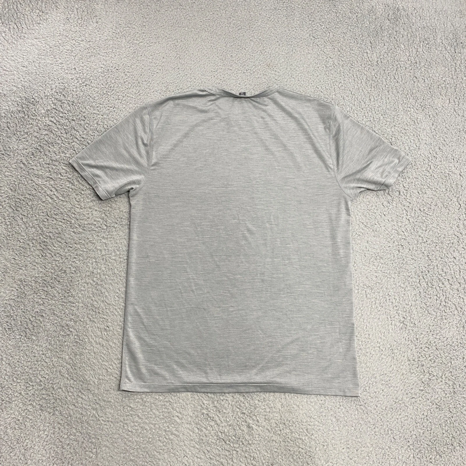 vuori zephyr performance casual crew neck shirt