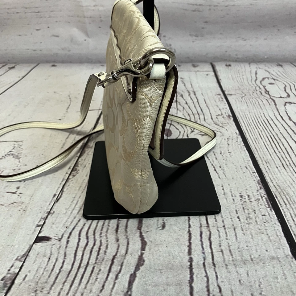 Bolso de mano Coach material de tela con etiqueta de cuero en relieve logotipo ribete de cuero Foto 2 de 4