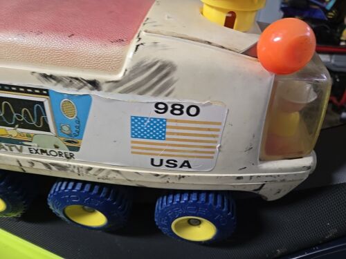 VINTAGE Fisher-Price 6 Wheel Space ATV Explorer Ride-On 980 WITH FIGURES - Picture 2 of 12