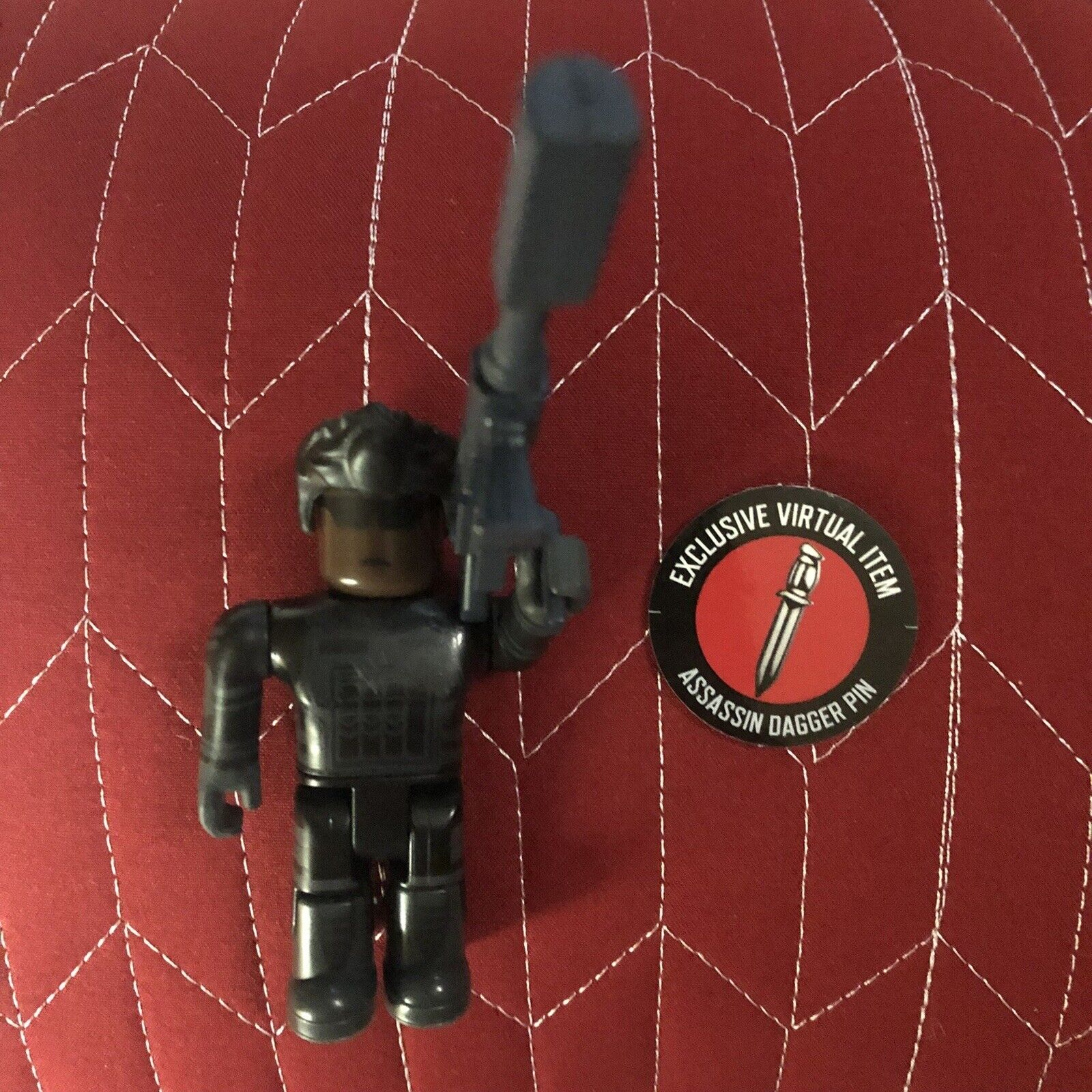 Roblox Toy Code - Assassin Dagger Pin (Delivered digitally)