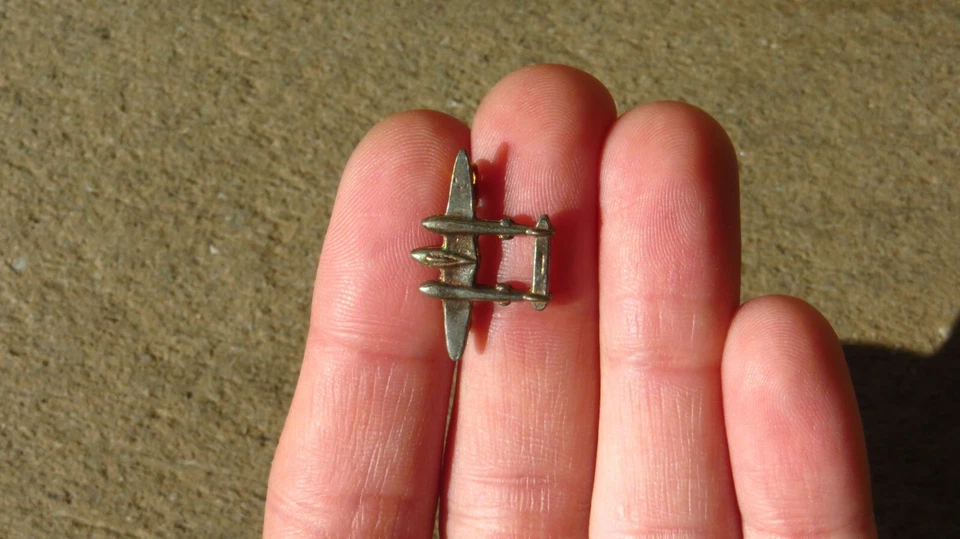 WW2 US Army Air Force USAAF Military P-38 Fighter Airplane Lapel Pin Insignia - Image 2 of 4