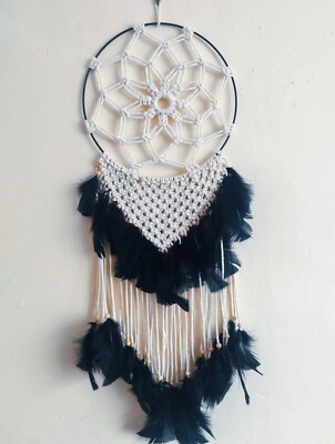 Makramee weißer Traumfänger mit schwarzen Federn, Boho Chic Wandbehang Deko