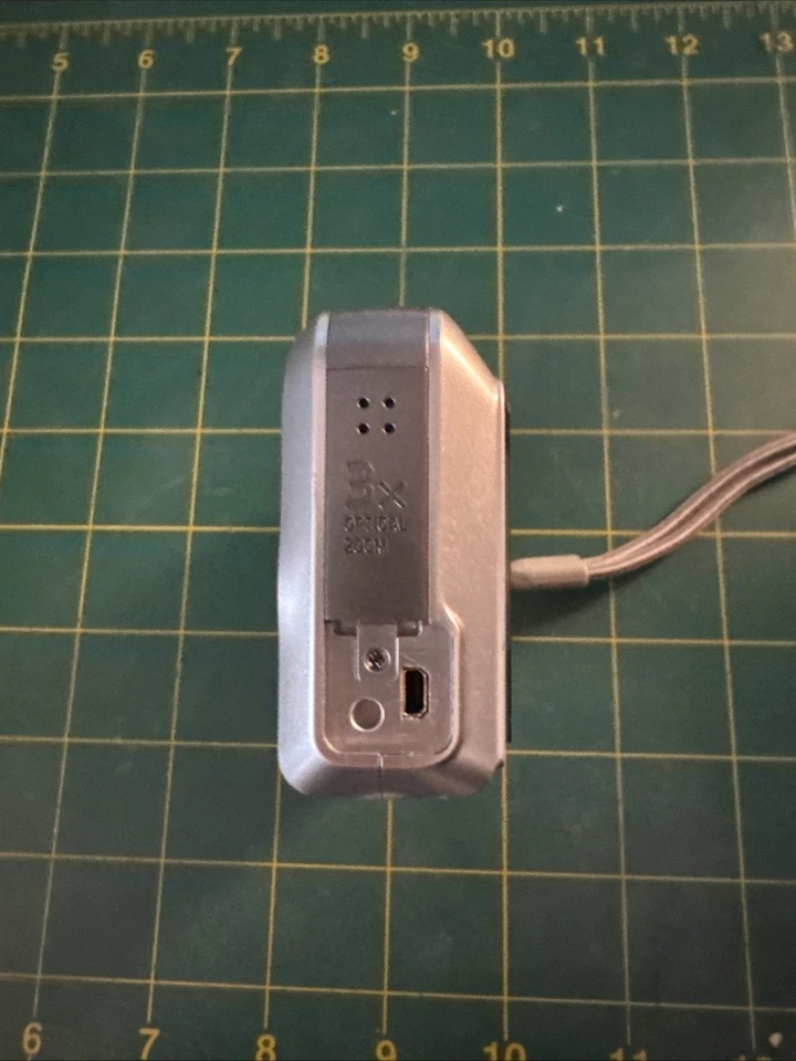 Sony Cyber-shot DSC-S650 Digital Camera 7.2 MP CCD 3x Silver Tested Working  - Image 4 of 4