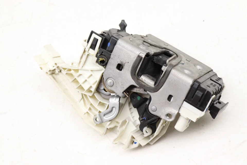 MERCEDES-BENZ E350 2010-2016 - Actuador de cierre / cierre de puerta trasera izquierda 2047302935 Foto 2 de 4