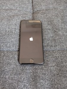 Apple iPhone 7 - 128GB - Schwarz (Ohne Simlock)