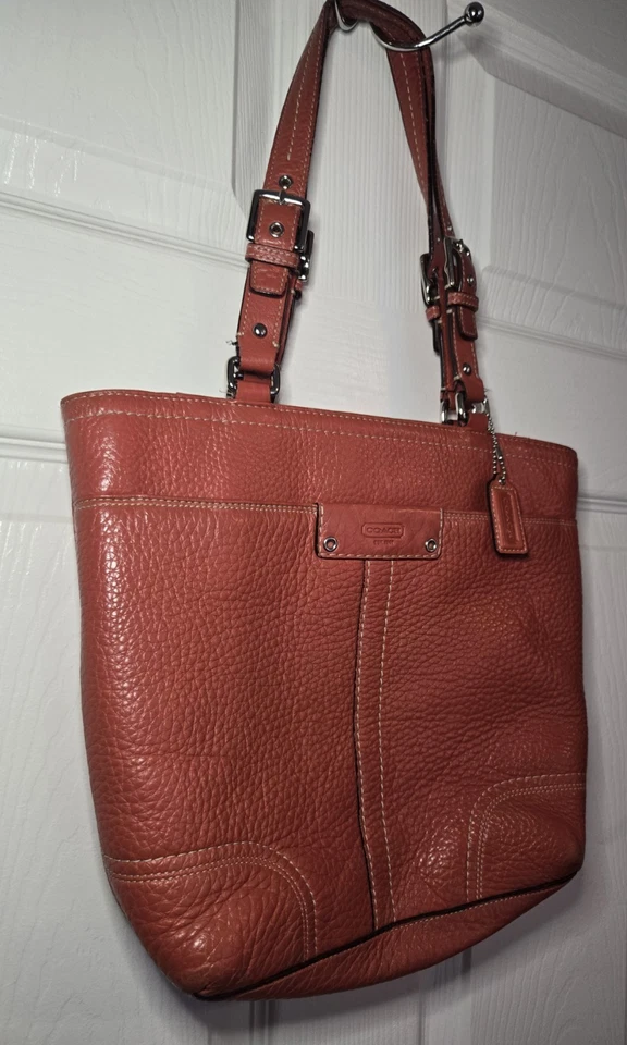 Bolso de mano Coach Hamilton de colección de cuero granulado salmón usado Foto 2 de 4