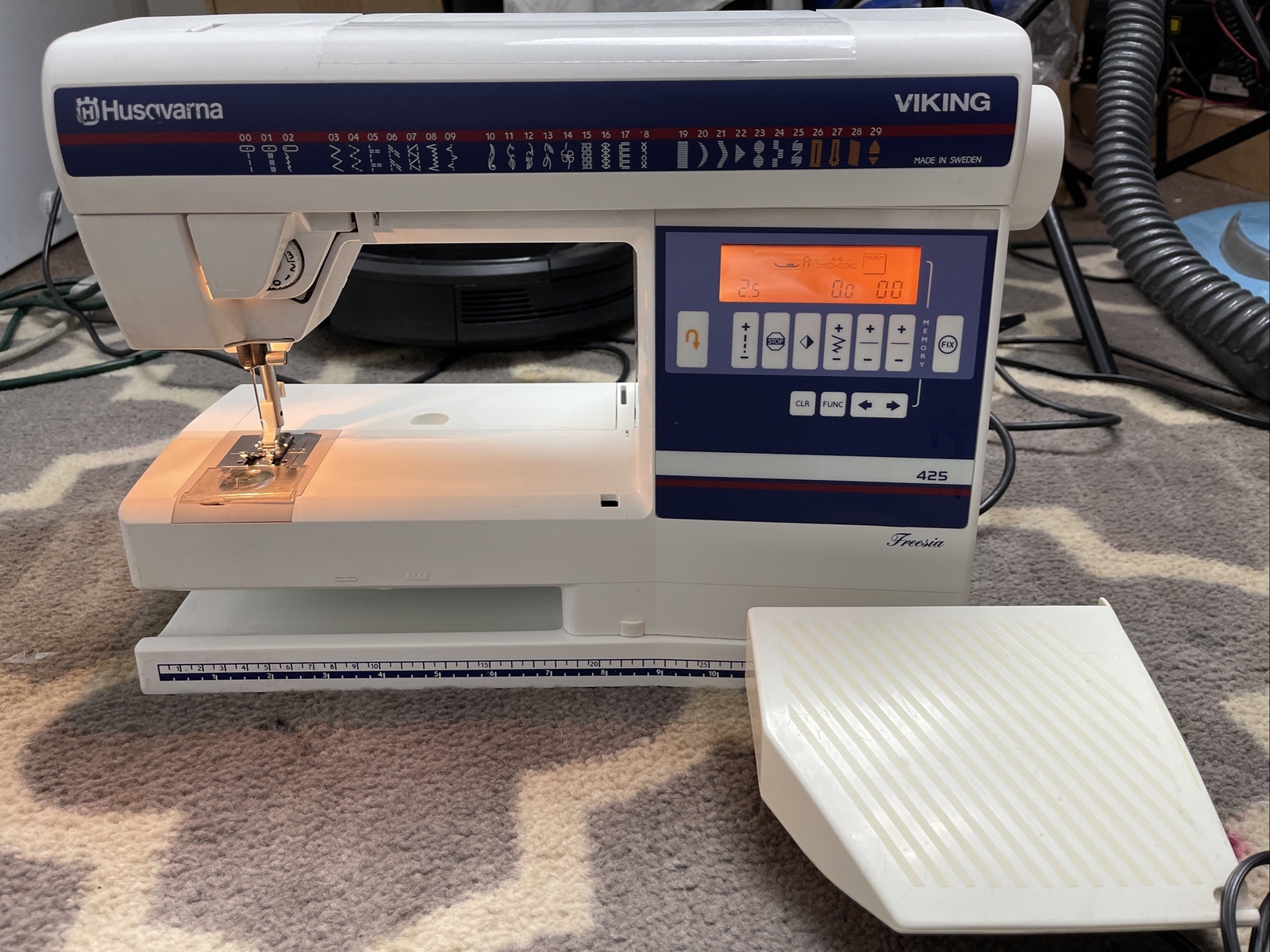 Viking Husqvarna Freesia 425 Sewing Machine w/ Foot, Pedal And Cord