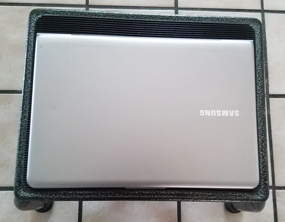 Samsung NP530U3B 1.60GHz i5-2467M  NO SSD *BAD HINGE* - Image 3 of 3