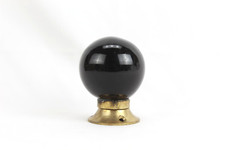 Antico vecchio pomello per porta a sfera in vetro nero spesso pesante con acc...
