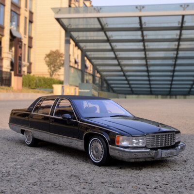 Cadillac Fleetwood Brougham キャデラック 1/18 Original 1:18 Scale Cadillac Fleetwood Brougham Diecast Car