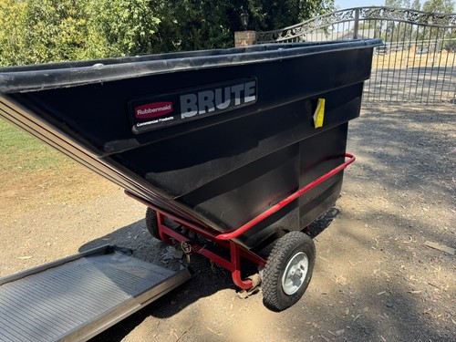 NEW! Rubbermaid 1 Cubic Yard Towable Plastic Tilt Truck!!
