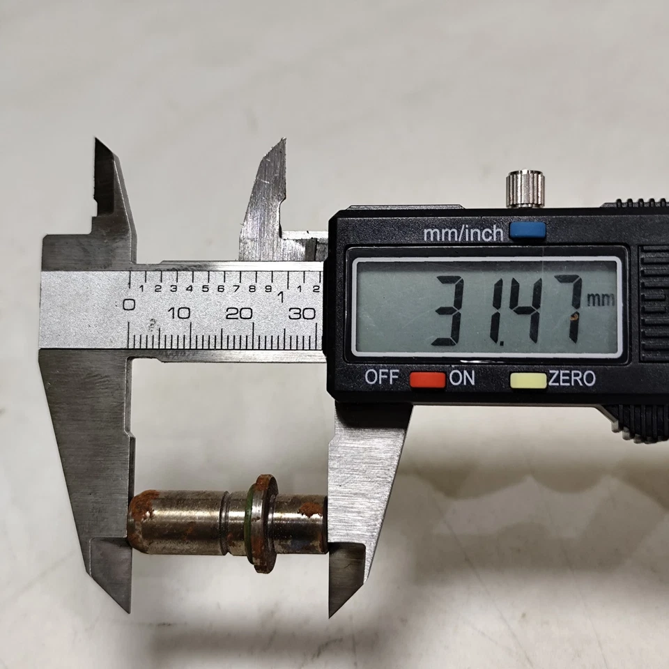 Guía de válvula de escape original Honda S90 CT90 NUEVO EN STOCK 1 pieza genuina P/N 12023-028-330 Foto 4 de 4