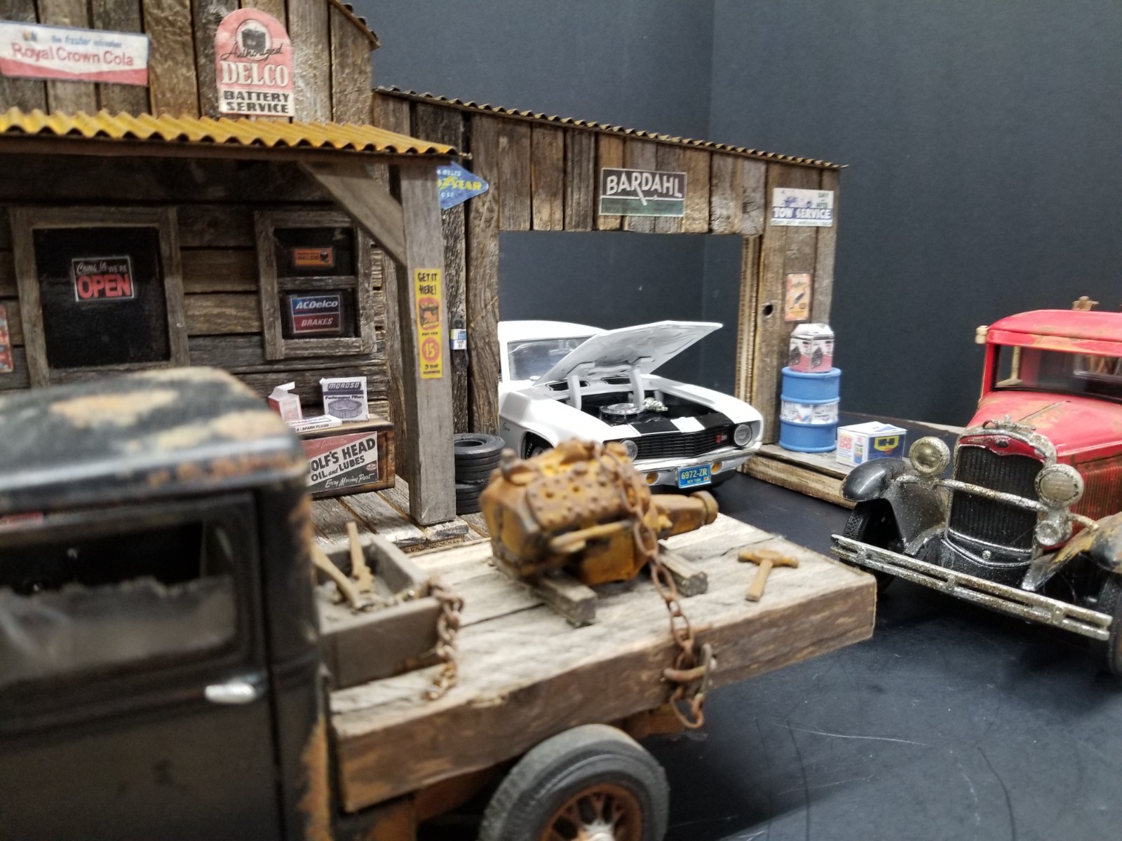 FULL SERVICE GARAGE, WEATHERED, HAND CRAFTED, DIORAMA DISPLAY, NEW, 1:18 SCALE