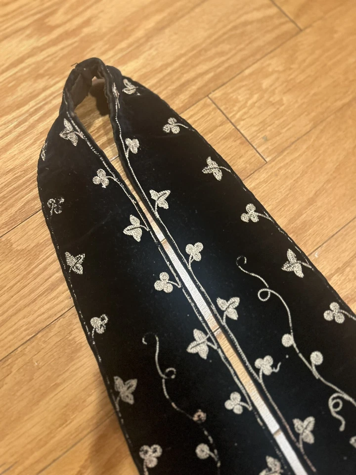 Terciopelo negro vintage con bordado de hilo de oro y plata real 82 pulgadas por 10 Inc Foto 4 de 4