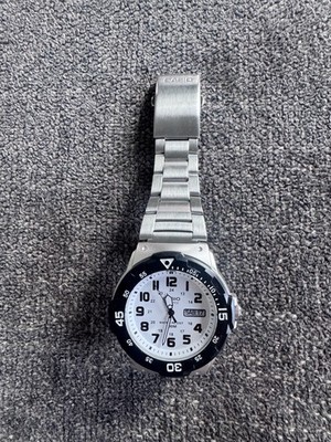 Casio MRW-200H Men's Quartz Watch White Dial Stainless Steel Bracelet 100m
