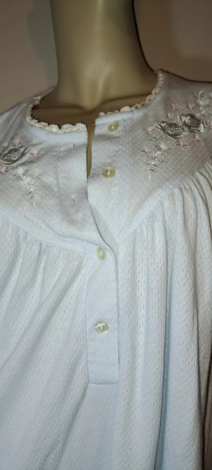 Camisón Miss Elaine azul grande manga larga tejido gofre bordado  Foto 3 de 4