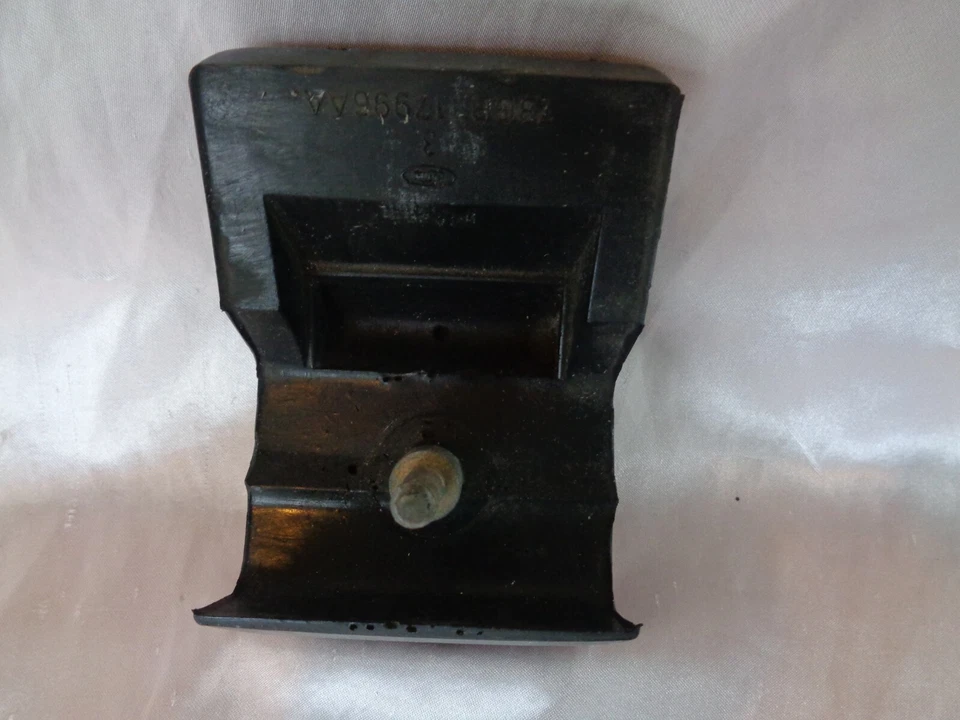 NEW OLD STOCK FORD GRANADA MK2 FRONT BUMPER OVER RIDER 78GB 17996AA - Image 3 of 4