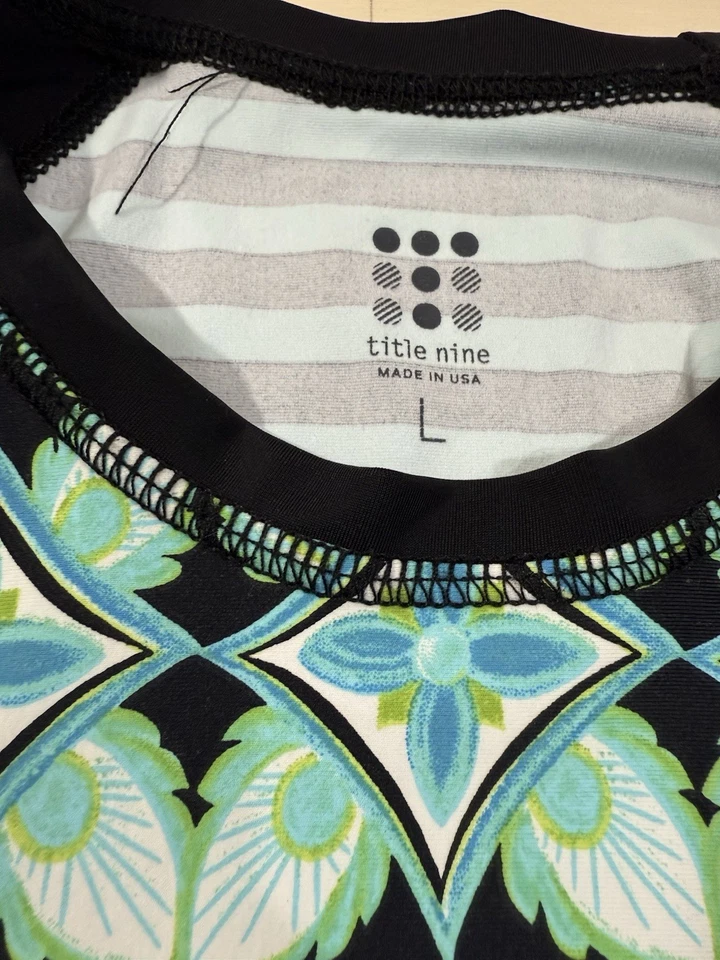 Top de natación Title Nine negro y verde azulado manga larga protector contra erupciones talla grande Foto 3 de 4