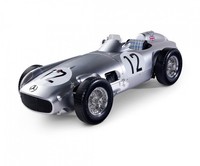 Ixo 10117 - 1:8 Mercedes W196 Moss #12 - Neu