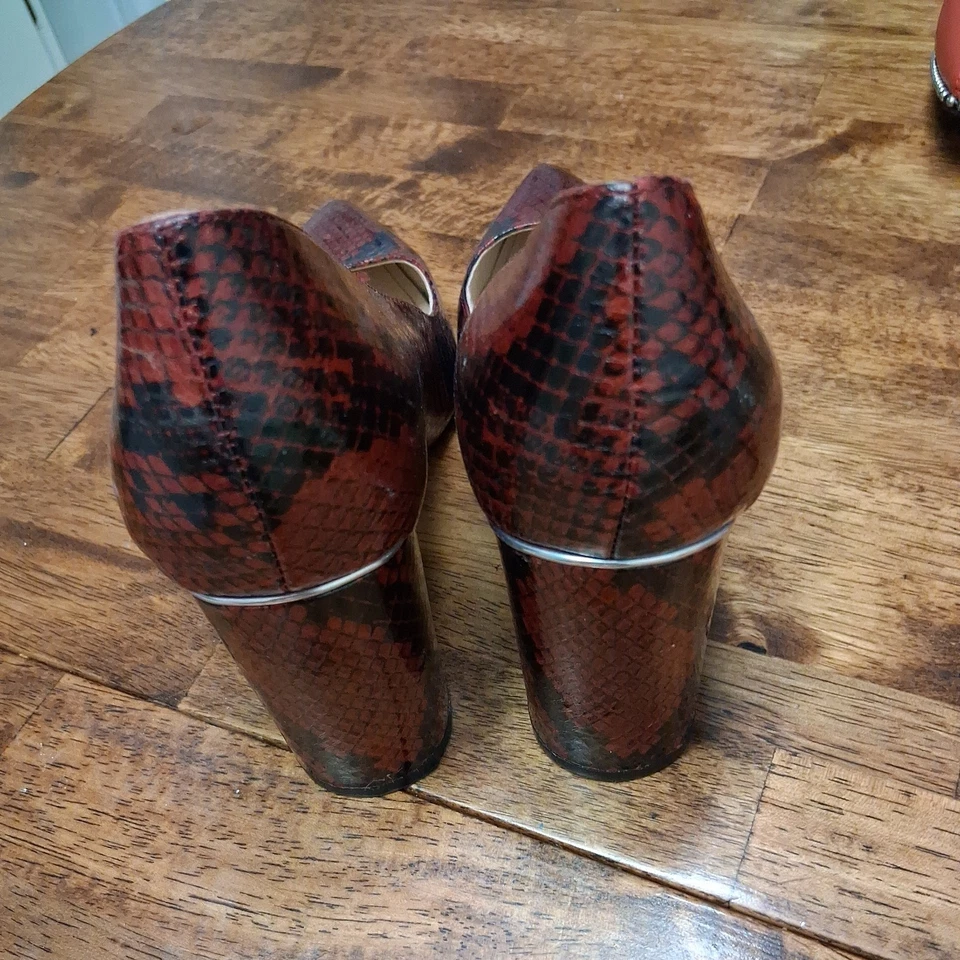 Zapatos de salón Marc Fisher rojos con serpiente negros en muy buena condición tacón bloque punta puntiaguda 6,5 M Foto 3 de 4