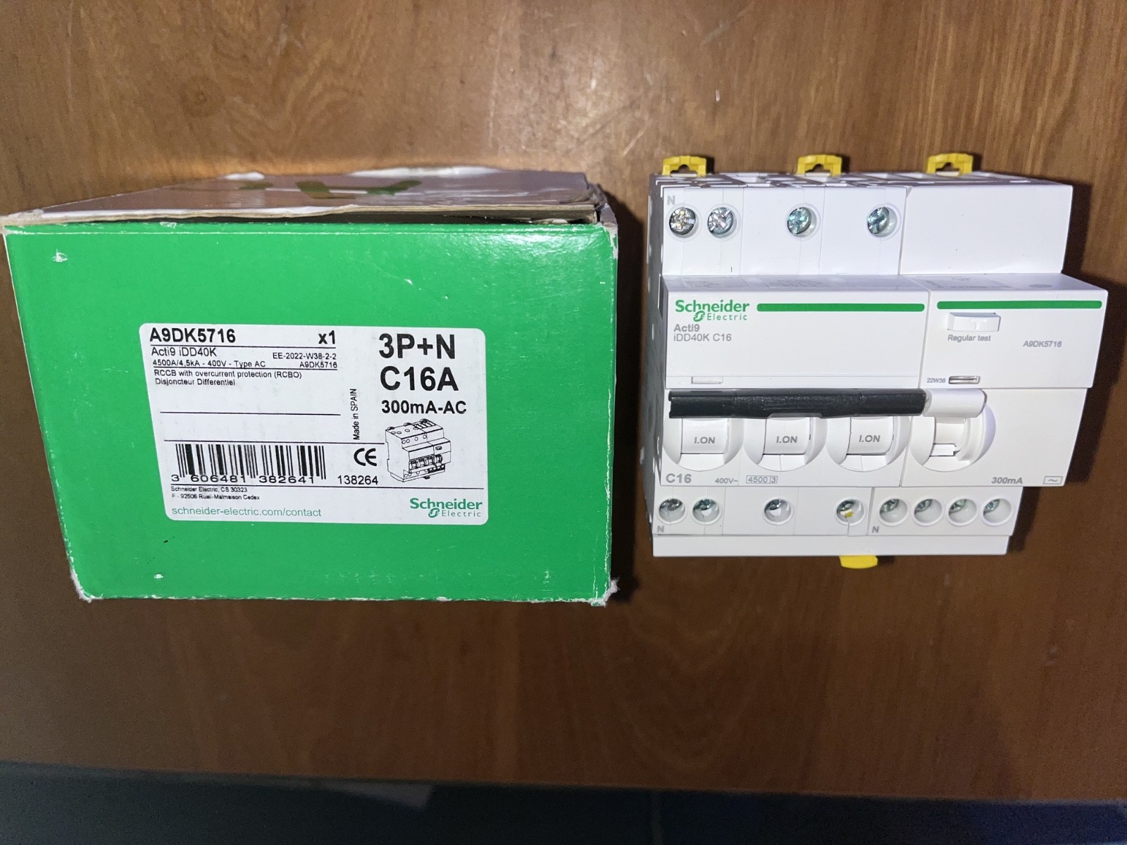 Disjoncteur iDD40K C16 Schneider Electric tétrapolaire 16A 300mA A9DK5716