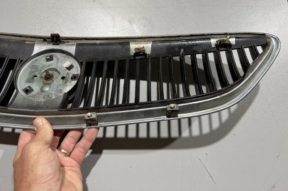 Mercury Sable 2004 cromo parrilla delantera montaje carcasa p/n 4F43-8200-aa usado OEM Foto 4 de 4