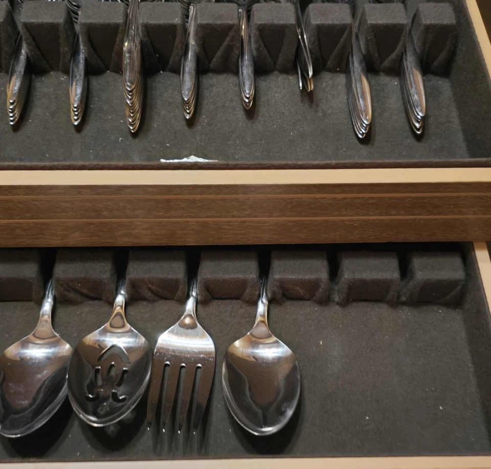 60 Piece Set Oneidacraft Deluxe Textura Pattern Stainless Teaspoon Fork Knife - Image 3 of 4