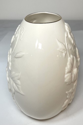 Lenox Four Seasons Summer 24K Gold Trim Embossed Hummingbird Morning Glory Vase - Picture 2 of 10