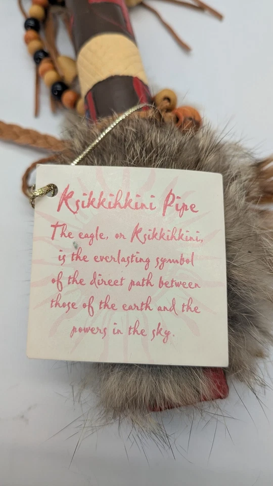 Pipa Ksikkihkini 14" cabeza de águila imitación paz - piel de conejo, cuentas, plumas Foto 4 de 4