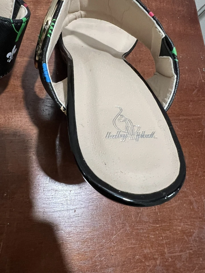 Salto anabela feminino BabyPhat tamanho 7 com alça preta/multicolorida com logotipo dourado slip on - Imagem 4 de 4