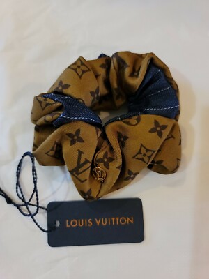 Authentic Louis Vuitton hair ties in brown monogram LOUIS VUITTON M03551 Monogram Hair Cuff MNG Resin Pony Hair  main image 4