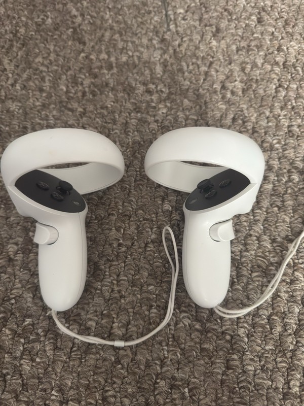 Oculus Quest 2 Controllers,white, Small Scuffs But Nothing That Affects Gameplay