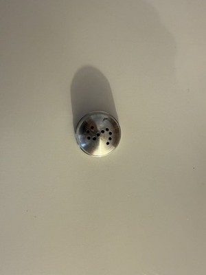 Zinndeckel für Salzstreuer aus Porzellan