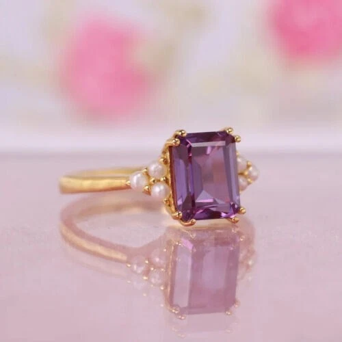 Юбилейное гиф-кольцо с созданным в лаборатории изумрудом 2,2 карата с покрытием из желтого золота 14 карат - Изображение 2 из 4