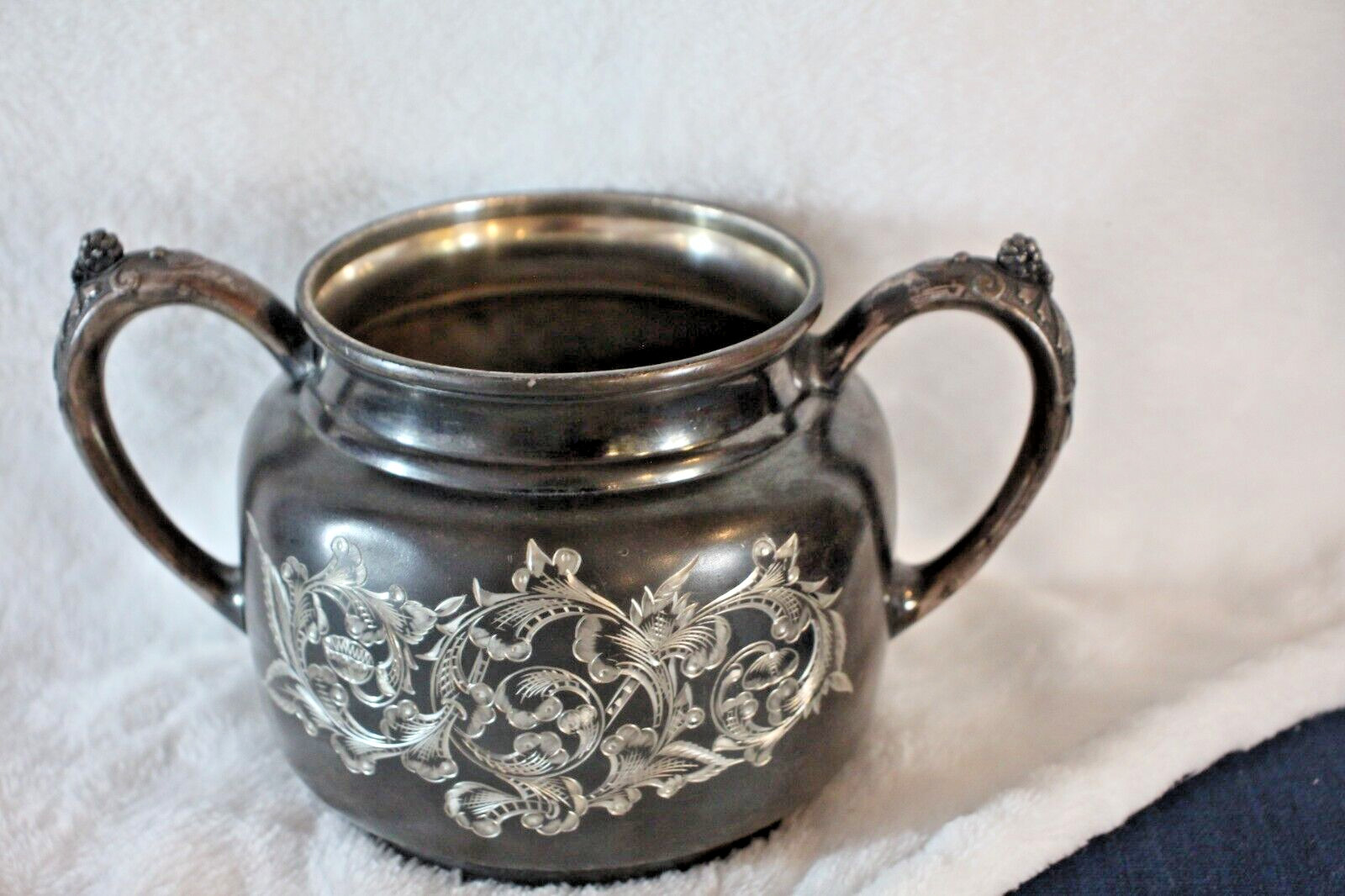 etched  Silver Sugar Bowl Middletown Plate Co. Quadruple plated marked 1120