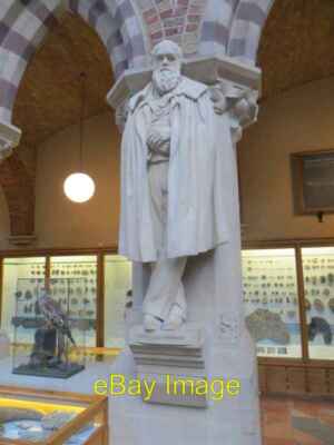 Foto 6x4 Charles Darwin Oxford Statue von Charles Darwin wacht über th c2014