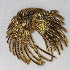 Vintage Signed Monet Mirador Gold Tone Wheat Firework Swirl Brooch